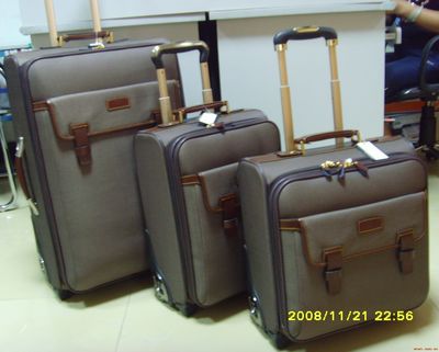 廣州市浩鵬箱包皮具-廣州市花都區(qū)花山鎮(zhèn)東湖安置區(qū)東聯(lián)路-生產(chǎn)、加工、批發(fā)、零售:箱包、皮具,貨物及技術進出口.-產(chǎn)品展廳