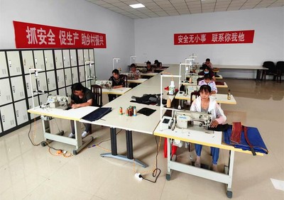 滿德堂村幸福互助院里的箱包加工廠。高雷攝