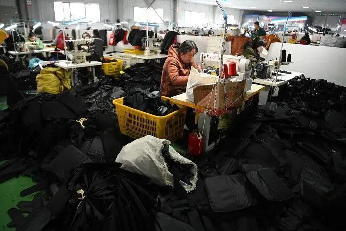 18年義烏箱包廠(chǎng)手袋加工這樣安排流水線(xiàn)作業(yè)-時(shí)尚頻道-手.