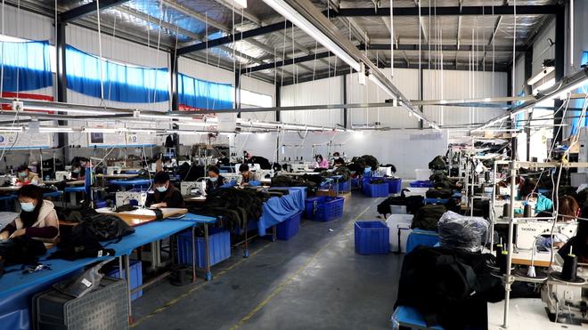 洛寧縣城關鎮鄉賢黃京玉 一朵怒放的鄉賢花，托起箱包加工致富夢